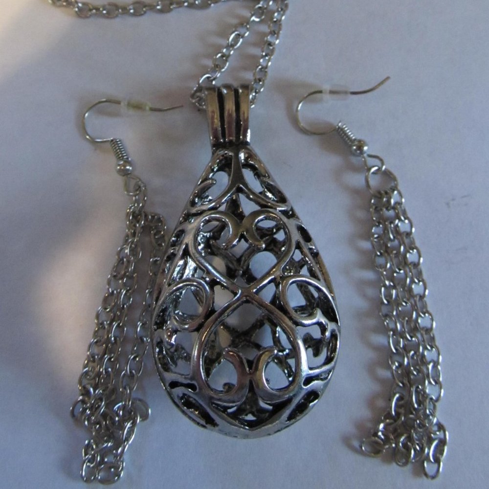 5 older Paparazzi necklace and earring sets
